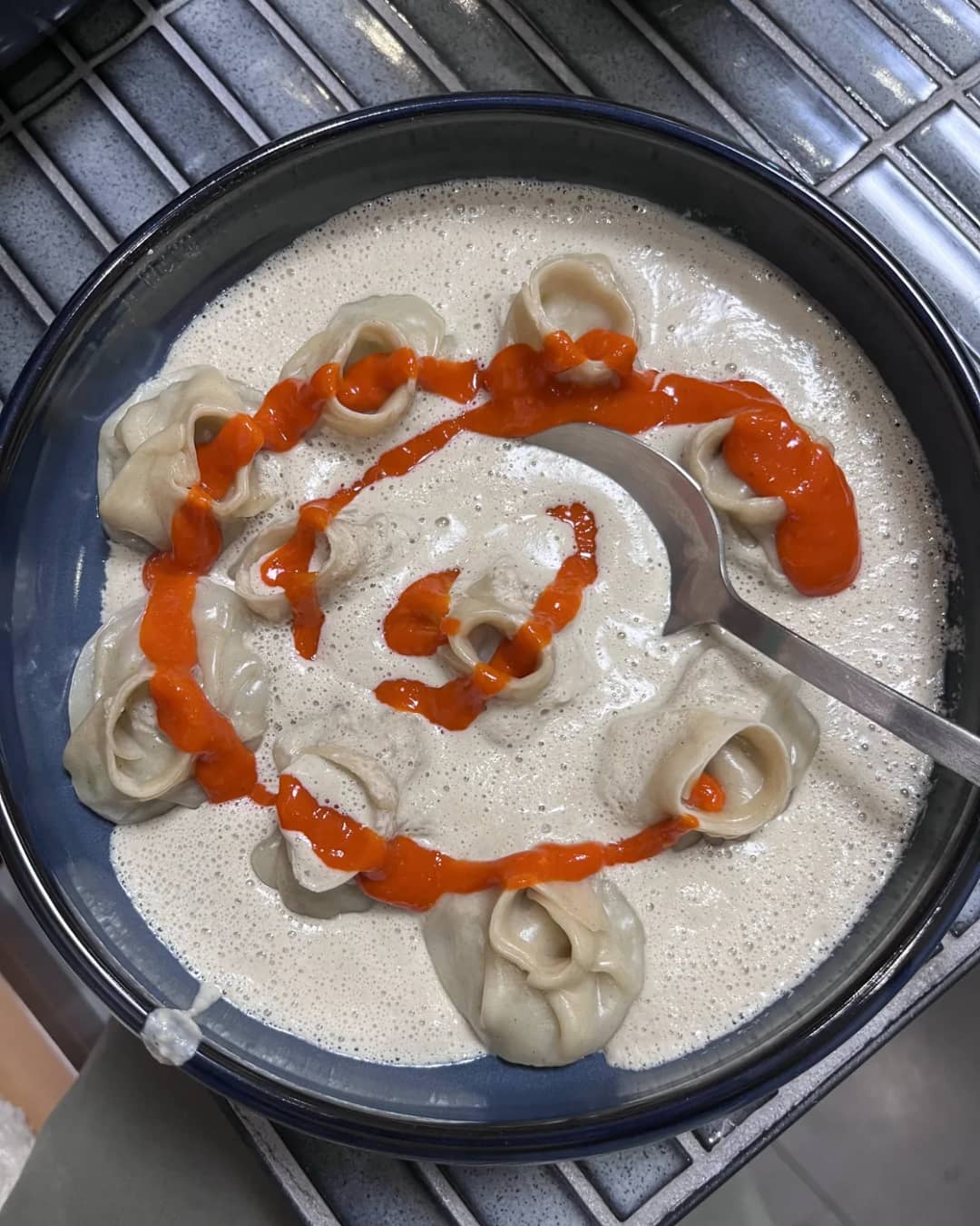 Momo nella salsa sesamo-arachidi della casa